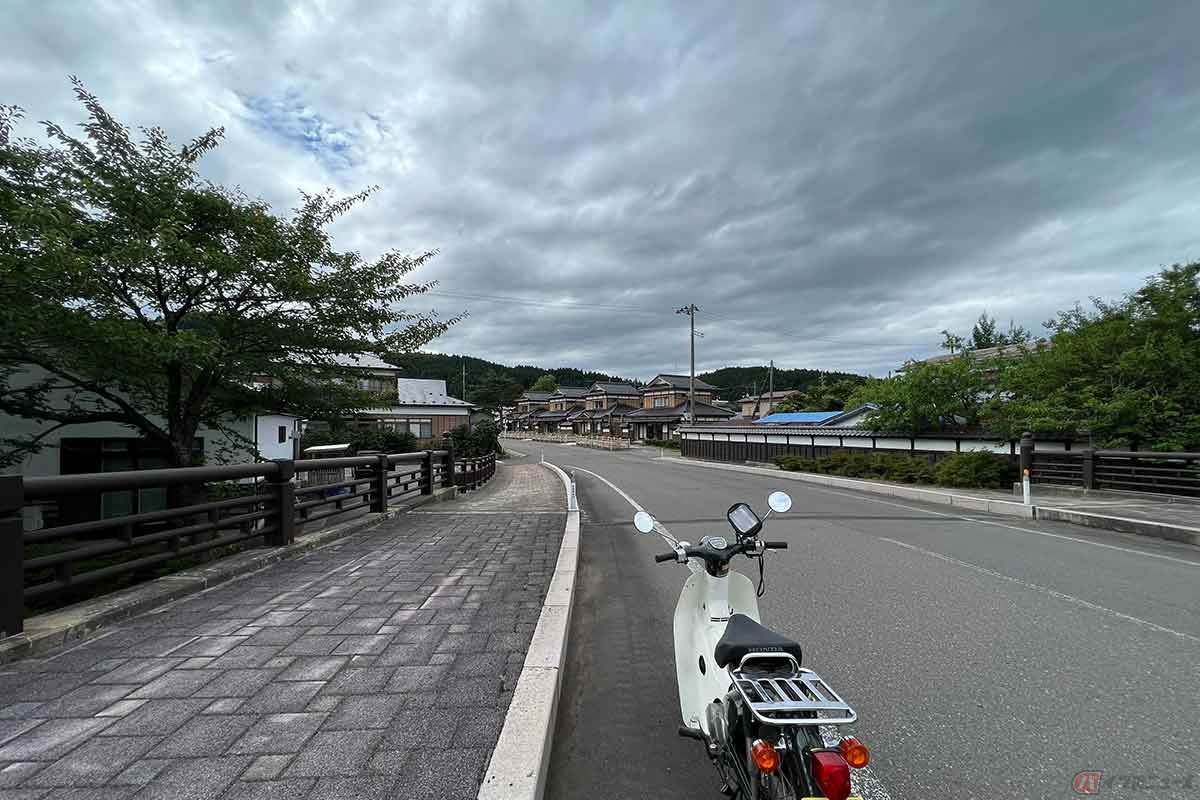 かつて岩城亀田藩2万石の城下町として栄えた町をスーパーカブで巡る。城下町の雰囲気をところどころに感じる