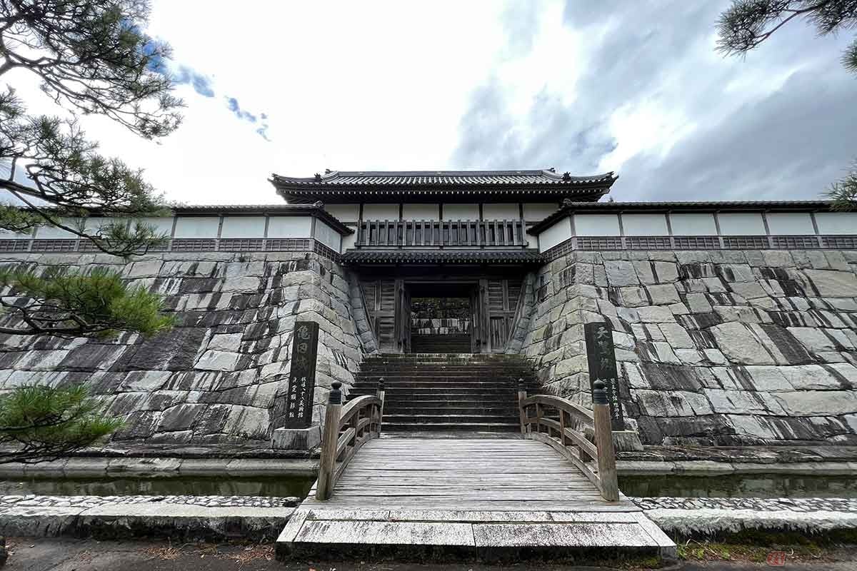 1991年に建てられた「亀田城」の大手門や石垣の迫力はなかなかのもの。石垣に使われている石材も大小さまざまで、歴史的価値云々ではなく建造物として面白い