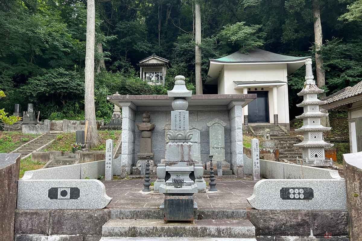 真田家の家紋「六文銭」が刻まれた御田姫の墓前で手を合わせた