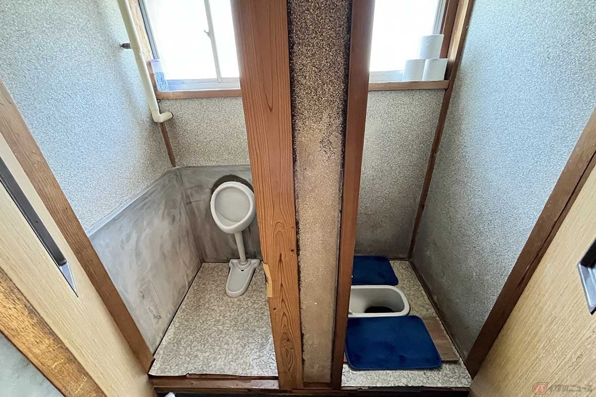 トイレは汲み取り式となっています