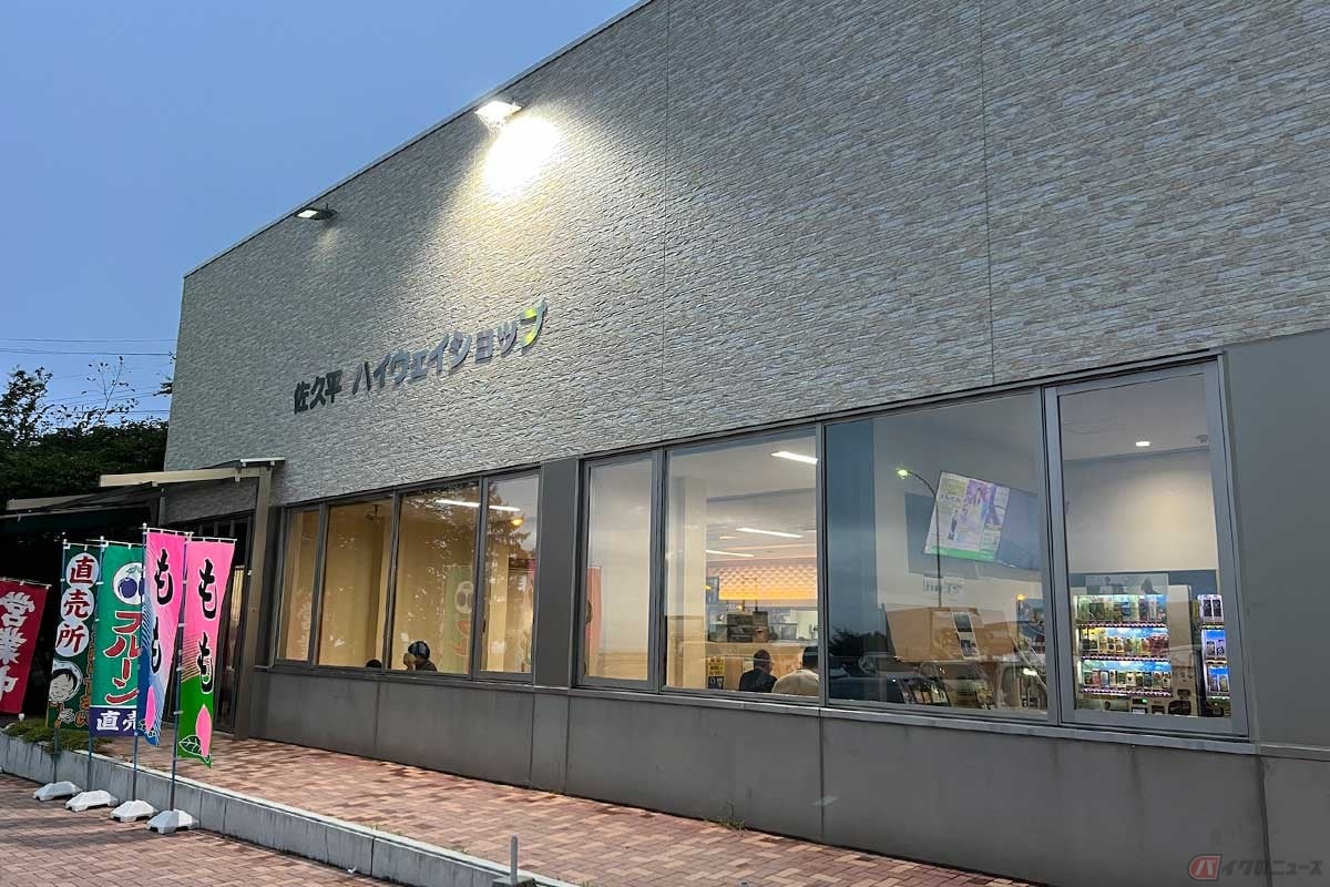 いたってシンプルな外観の建物。残念ながら施設内に2輪専用の駐輪スペースは見当たらなかった