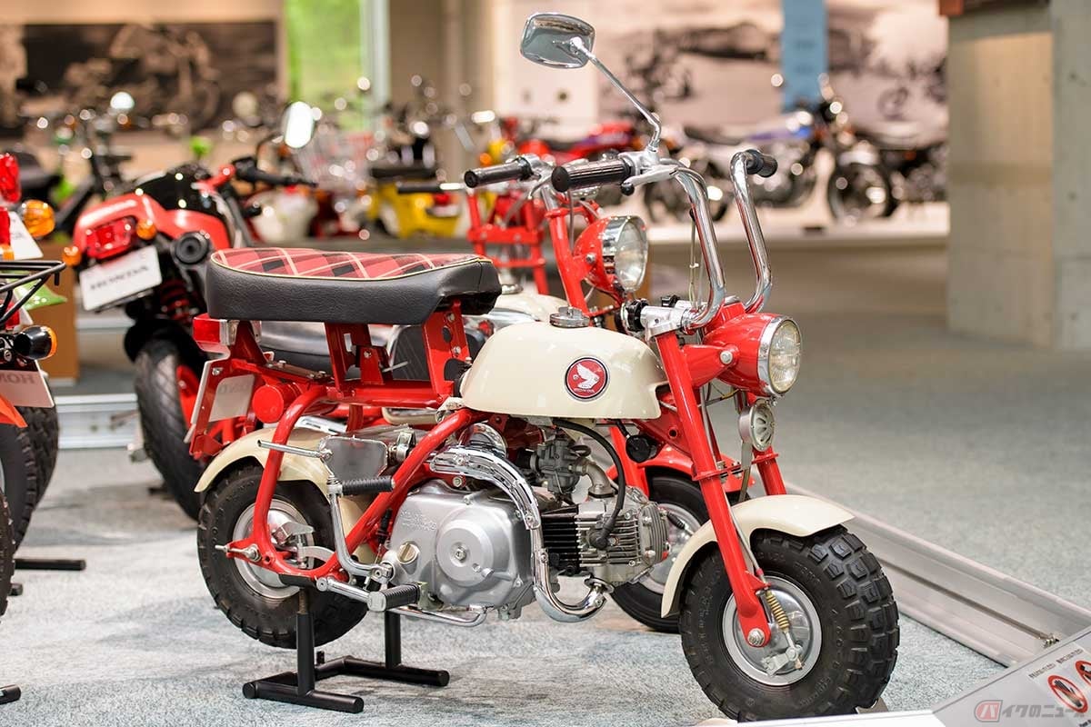 ホンダのロングセラーモデル、「モンキー」シリーズの初代となる「モンキーZ50M」(1967年型)は、クルマへの積載も考慮してハンドルやシートが折りたためる設計だった