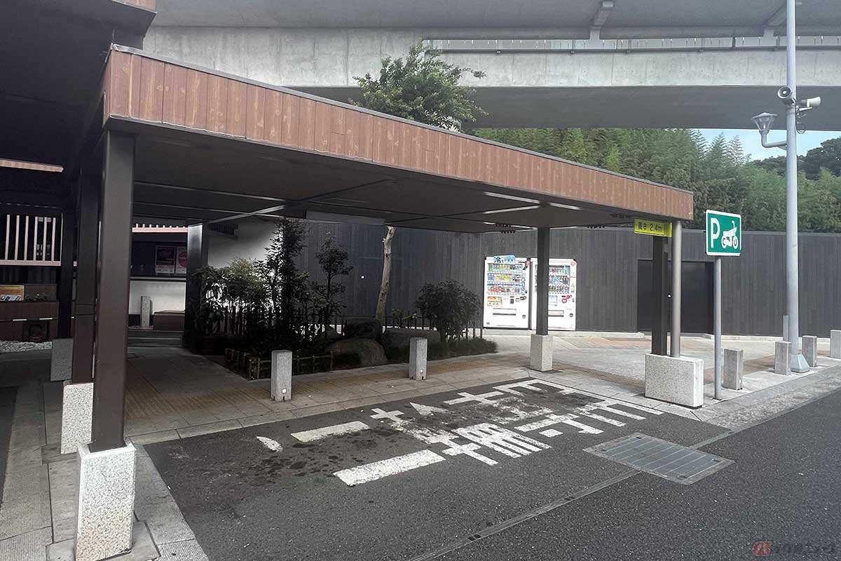 屋根が設置された2輪専用の駐車スペースは広めに確保されていることも嬉しいポイント