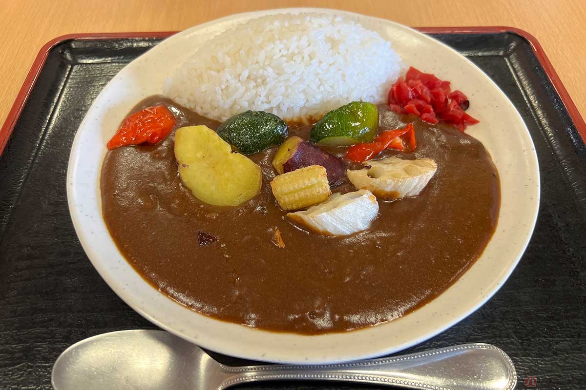 東名高速「港北PA」(上り)の「港北食堂」新メニュー「ごろっと夏野菜カレー」(980円)は、彩も美しく女性受けも良さそうだ