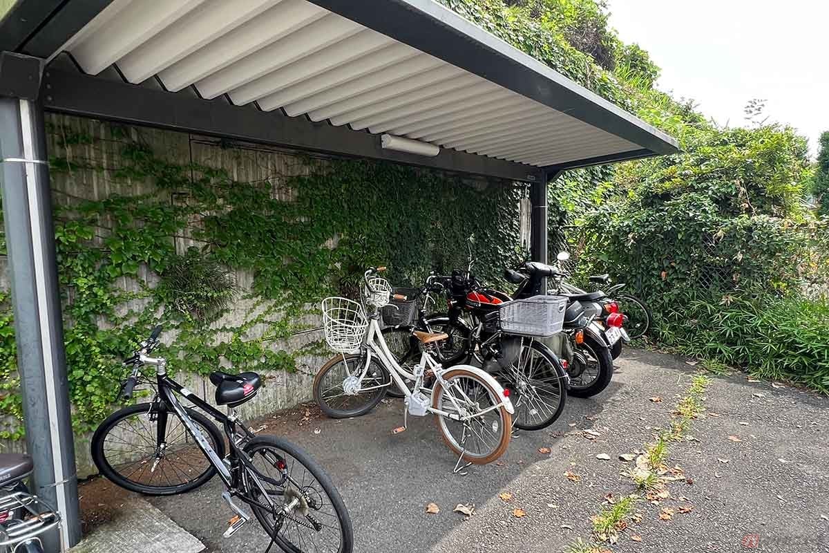 今回はバイクで一般道からアクセス。2輪用の駐車スペースも確保されている。「ぷらっとパーク」は高速道路に乗らなくても施設を利用できる