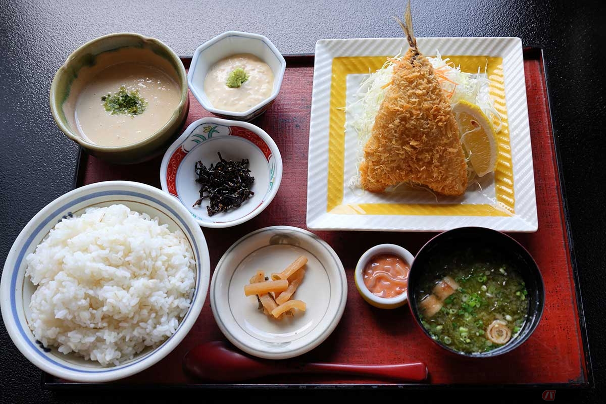 「食事処 河津の庄」の「とろろあじフライ膳」は、とろろ汁と麦飯、アジフライと特製わさびタルタル、それに自家製塩辛など、どれもおいしくてボリュームもある