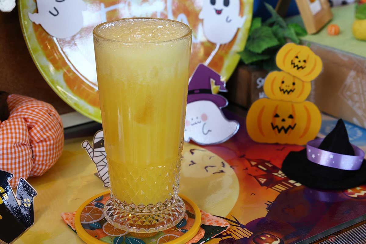 地元産のみかんとはちみつを使った「ウルトラ生ジュース」。カウンターにはジュース用の撮影コーナーもある