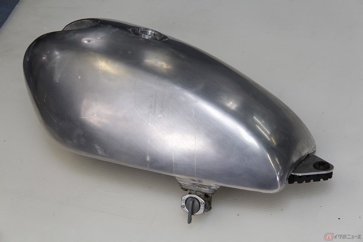 ヤマハ「SR400/500」の初期型仕様、通称「ナロータンク」をアルミで製作した一品もののレプリカタンク