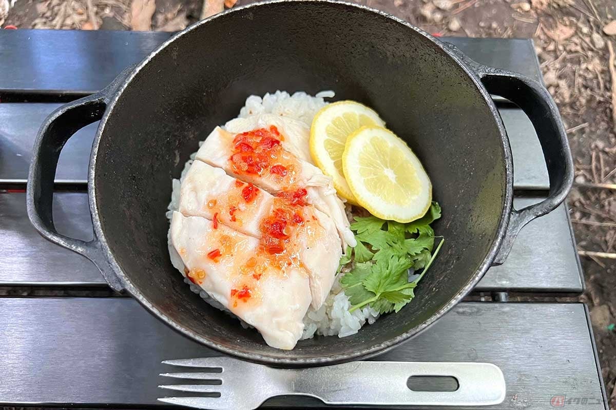 鉄鍋で「カオマンガイ風」に挑戦。ご飯に味が染み渡り、サラダチキンも温まったら完成。仕上げにスイートチリソースをかけてレモンの輪切り、パクチーを添えると爽やかな見た目になった