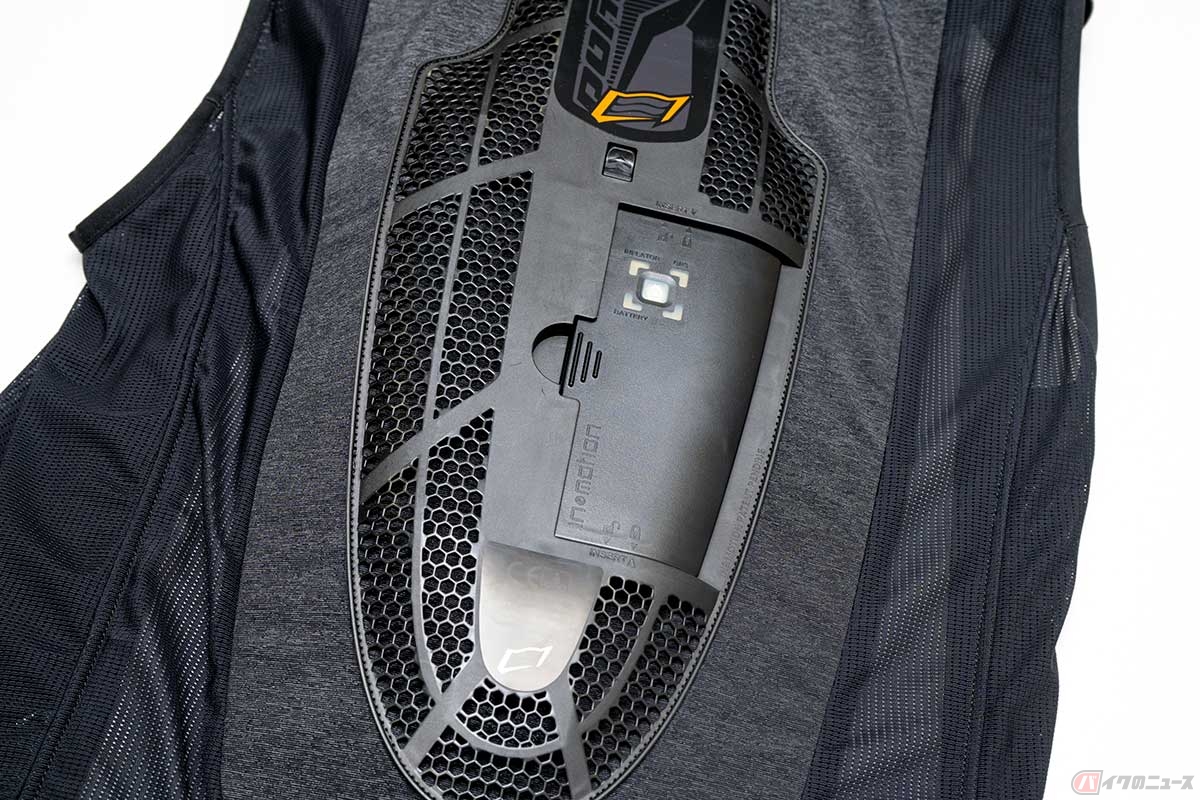 検知デバイスのIn&boxは、バックプロテクターの一部としてピッタリ収まっている