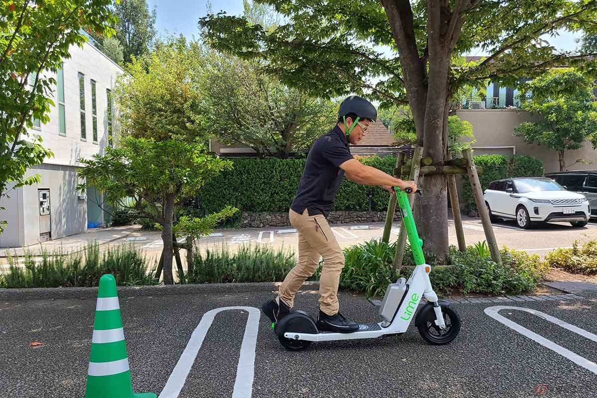 片足で路面を蹴って助走を付けてスタートします