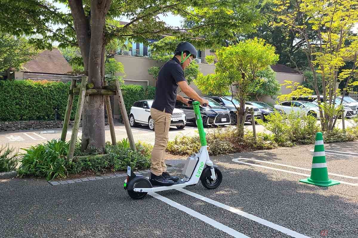 蹴っていた足をボードに乗せると同時に、スロットル操作開始。この時が一番バランスを崩しやすいかもしれません