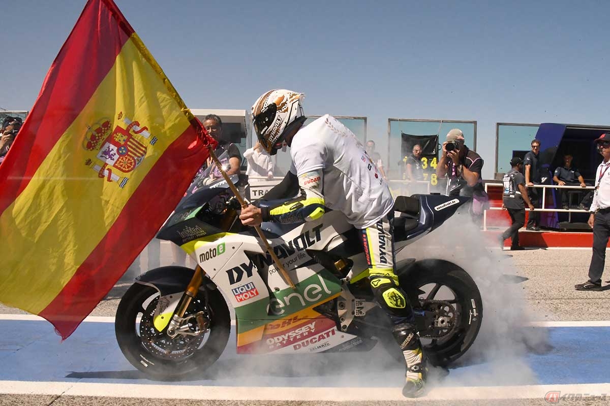 【MotoE第8戦サンマリノ大会】エクトル・ガルソ選手、チャンピオン獲得のバーンナウト!