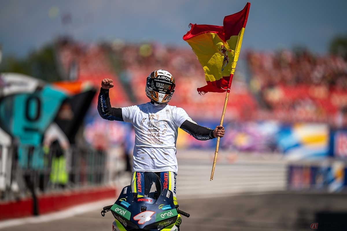 スペイン国旗を掲げてチームの元に戻ってきたエクトル・ガルソ選手