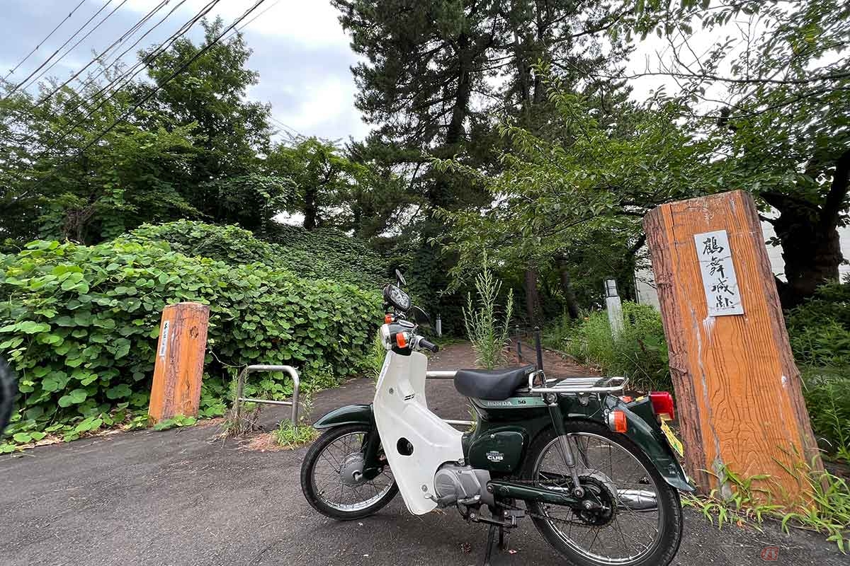 由利本荘市の「本荘公園」へ。「本荘城」は別名「鶴舞城」で、公園入口の門には「鶴舞城址」と書かれていた。駐車場にバイクを移動して散策