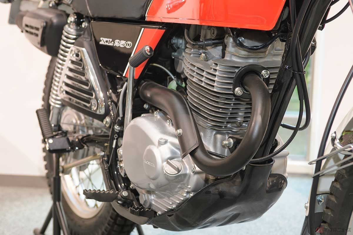 「SL250S」(1972年)では向かって左側にキャブレター、右側にマフラーが張り出していたが、「XL250」ではどちらもフレーム内に収まっている