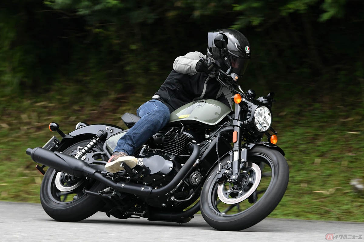 ロイヤルエンフィールド「ショットガン650」に試乗する筆者(伊丹孝裕)