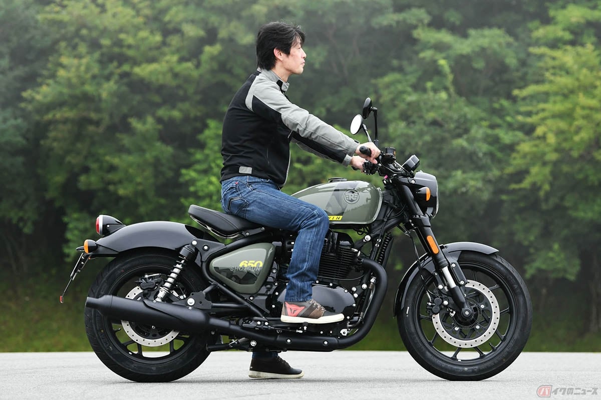 シート高795mmのロイヤルエンフィールド「ショットガン650」に身長174cmの筆者(伊丹孝裕)がまたがった状態。スーパーメテオ650にくらべタイトなライディングポジションとされています