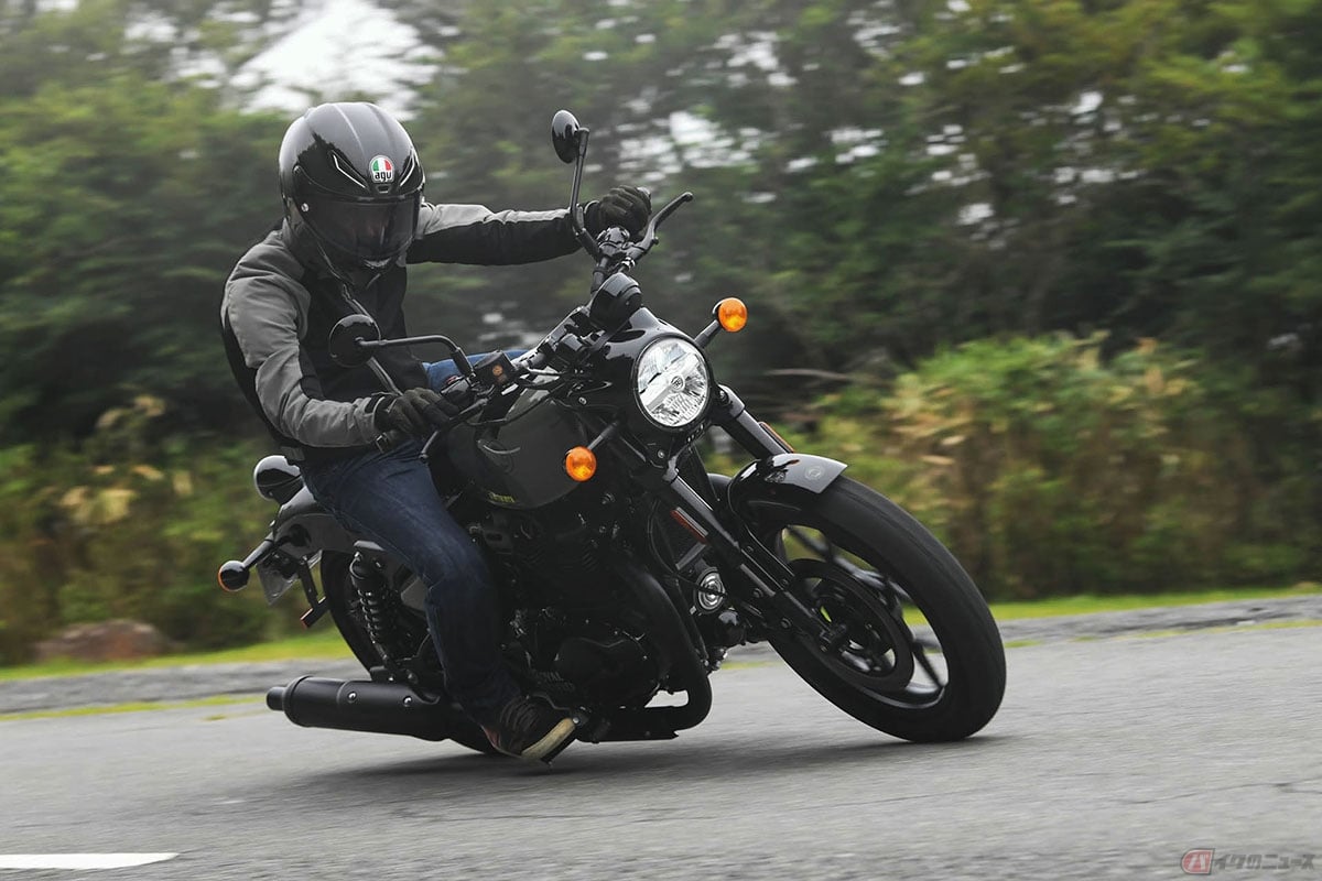 最低地上高140mmの「ショットガン650」。バンク角は深くありませんが、十分にスポーティな走りを楽しめます