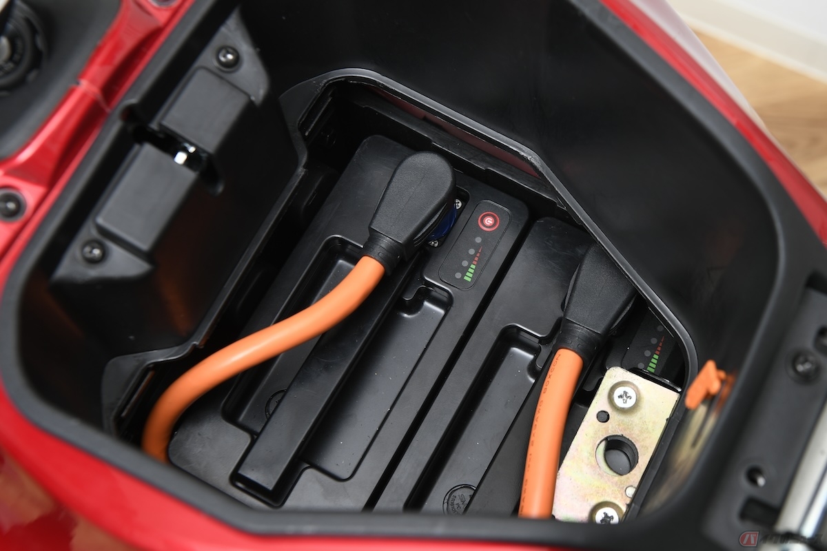 USBポートがある小物スペースを持ち上げてみると下にはバッテリーが格納される