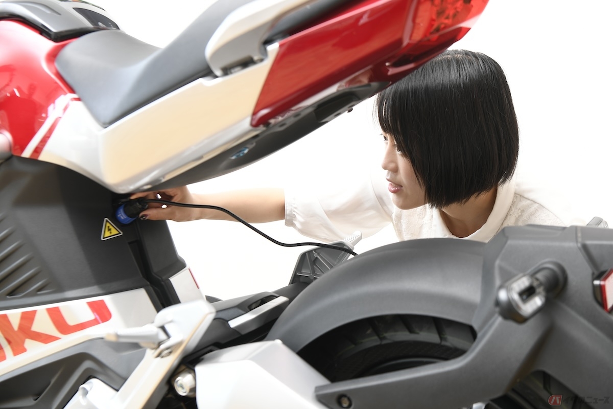 車体にコードを繋いで直接充電も可能です