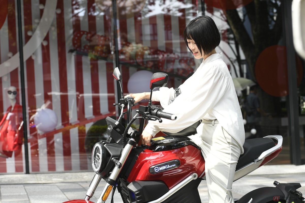 鮮やかなMIKUちゃんはお洒落タウン・表参道の風景にもバッチリマッチしている