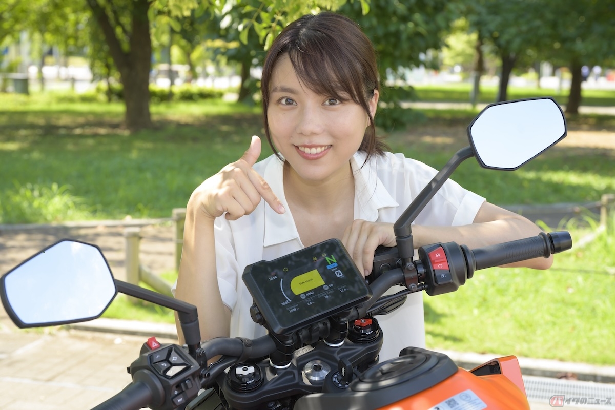 イグニッションをONにすると、5インチのフルカラーTFTディスプレイに目を奪われる