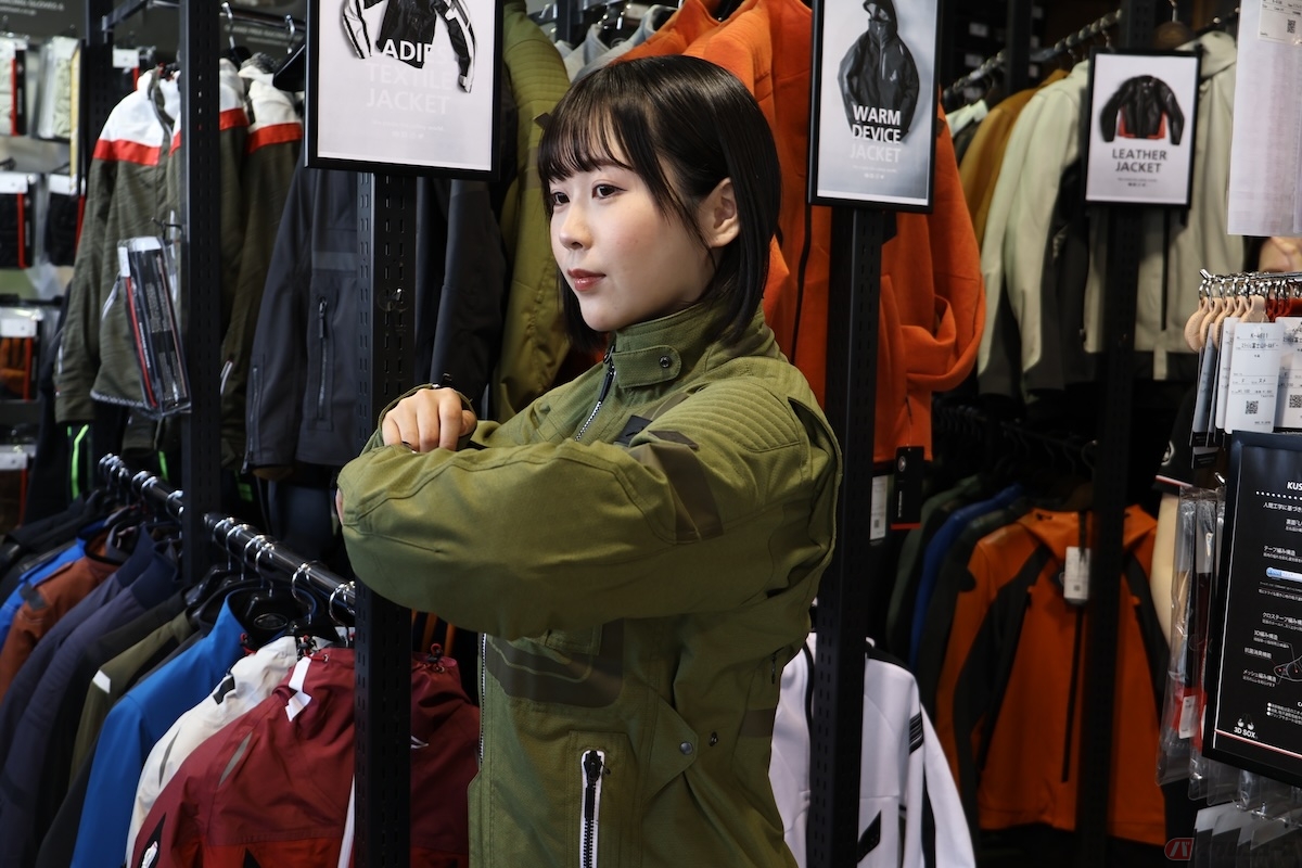 プロテクターは、ジャケットやパンツにプロテクターがはじめから内臓されているタイプと、手持ちの洋服やインナーの上から後付けで装着するタイプがある