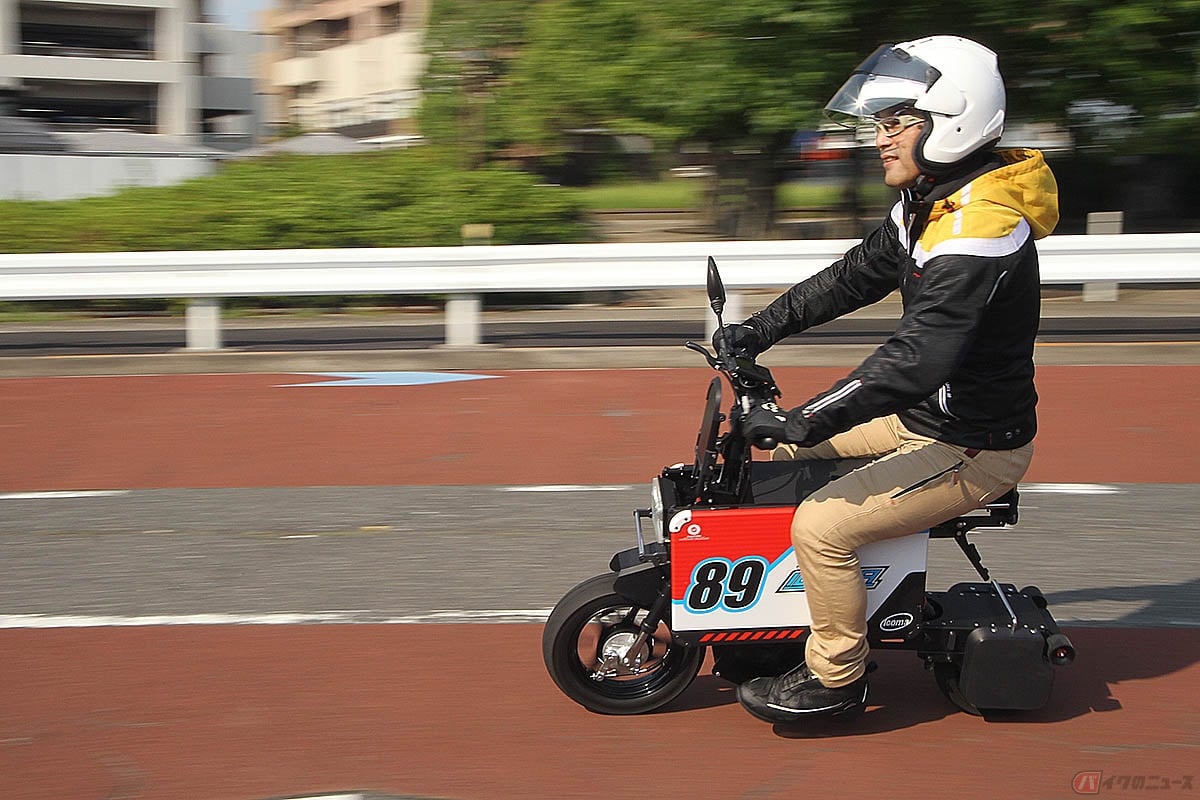 ICOMA「タタメルバイク」に試乗する筆者(近藤スパ太郎)