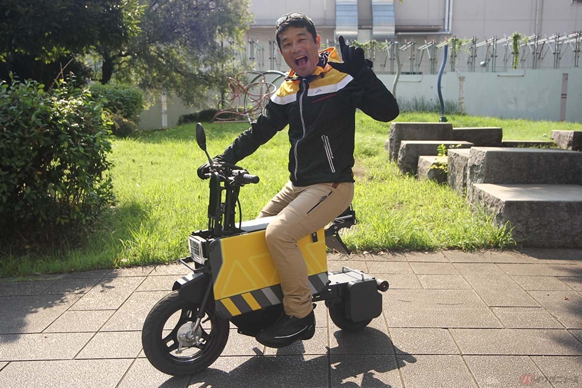 ICOMA「タタメルバイク」と身長172cmの筆者(近藤スパ太郎)。窮屈さのないポジションを実現しています