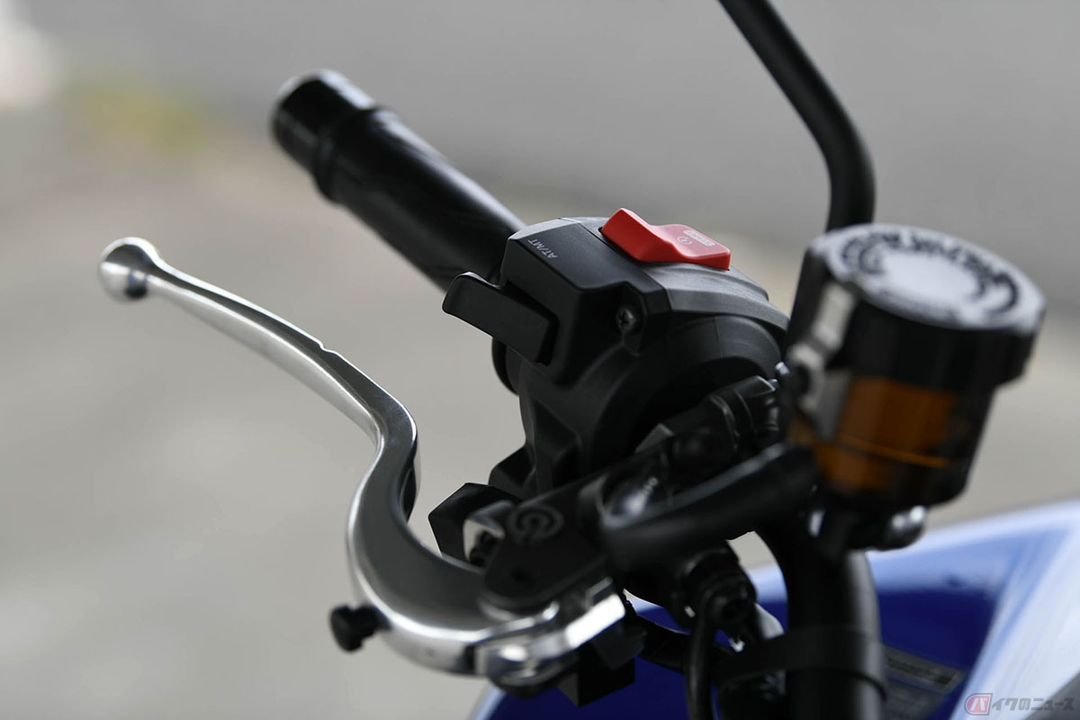ヤマハ「MT-09 Y-AMT」。右スイッチボックスにはAT/MTの切り替えスイッチを搭載。人差し指で操作できる位置に設置されています