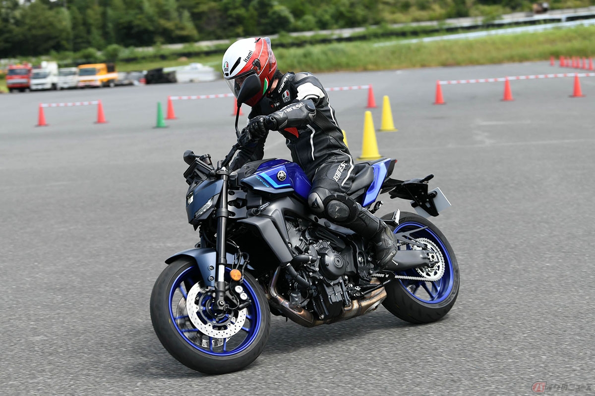 ヤマハ「MT-09 Y-AMT」に試乗する筆者（伊丹孝裕）。Uターンもスムーズにこなせました