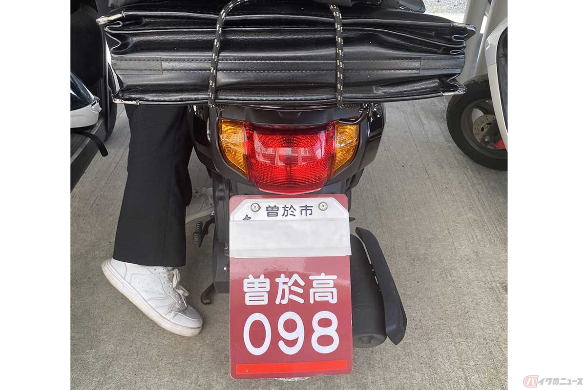 バイク通学者であることを示すプレート（写真提供＝曽於高校）