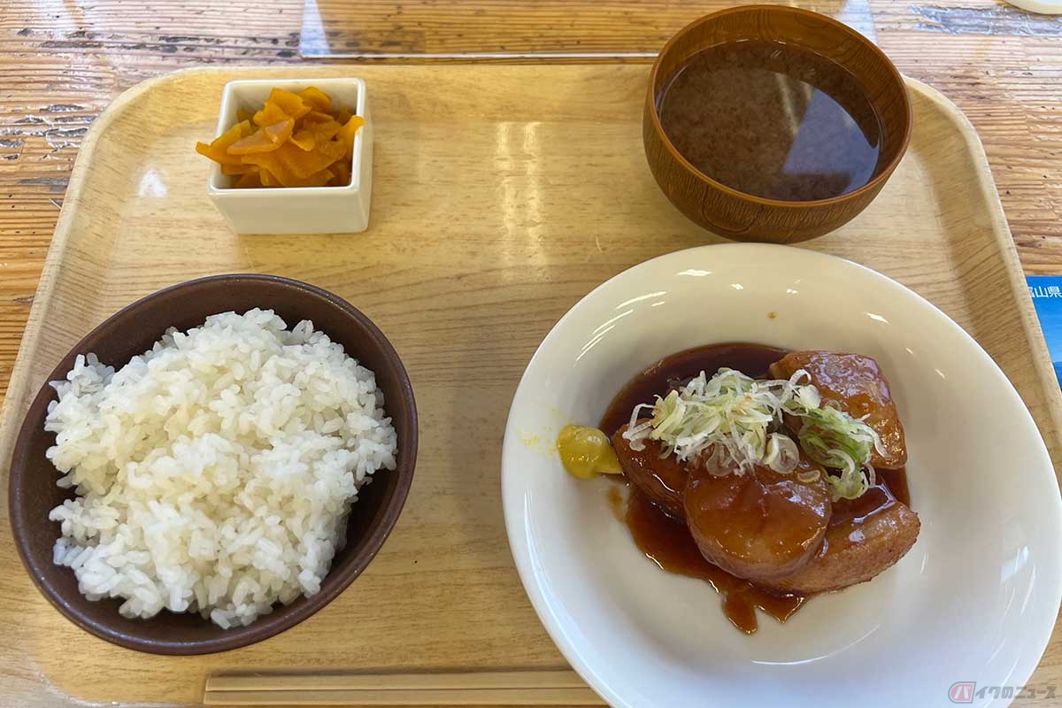 北陸道「呉羽PA」（上り）でオーダーした「自家製“漢”の豚角煮定食」（1250円）は、見た目からも美味しさが伝わる絶品定食だった