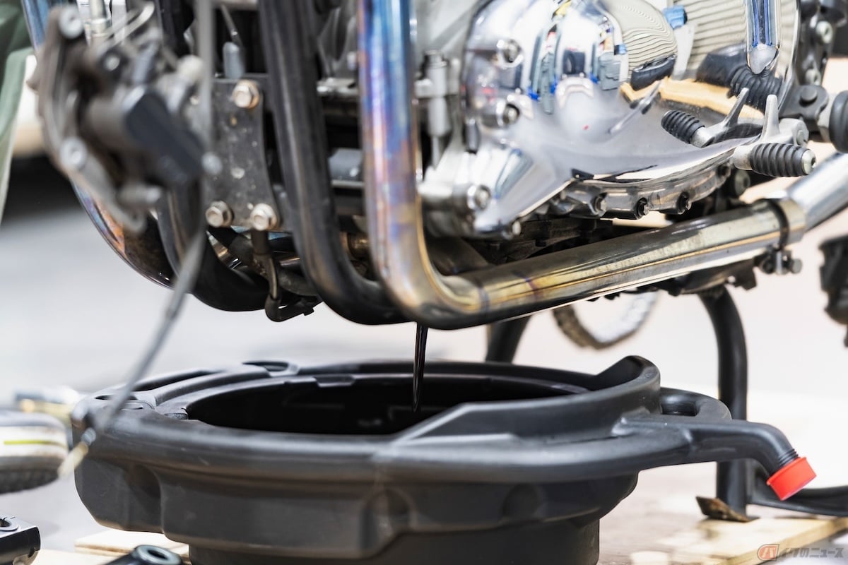 エンジンオイルは時間が経つと劣化してしまうため、定期的な交換が必要