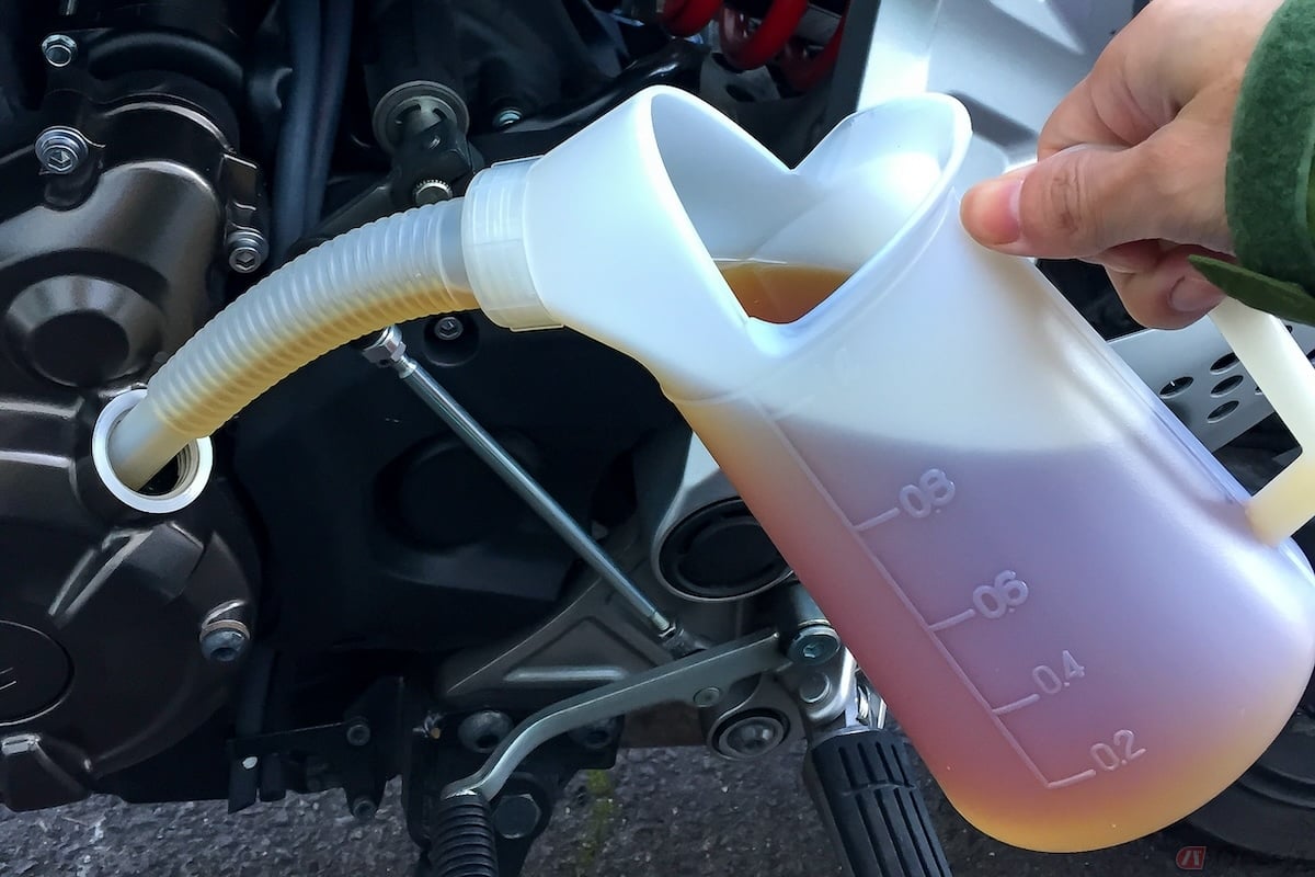 エンジンオイルを交換しないとオイルの持つ「役割」が発揮されなくなってしまうだけでなく、エンジン性能や始動性の低下に繋がってしまう