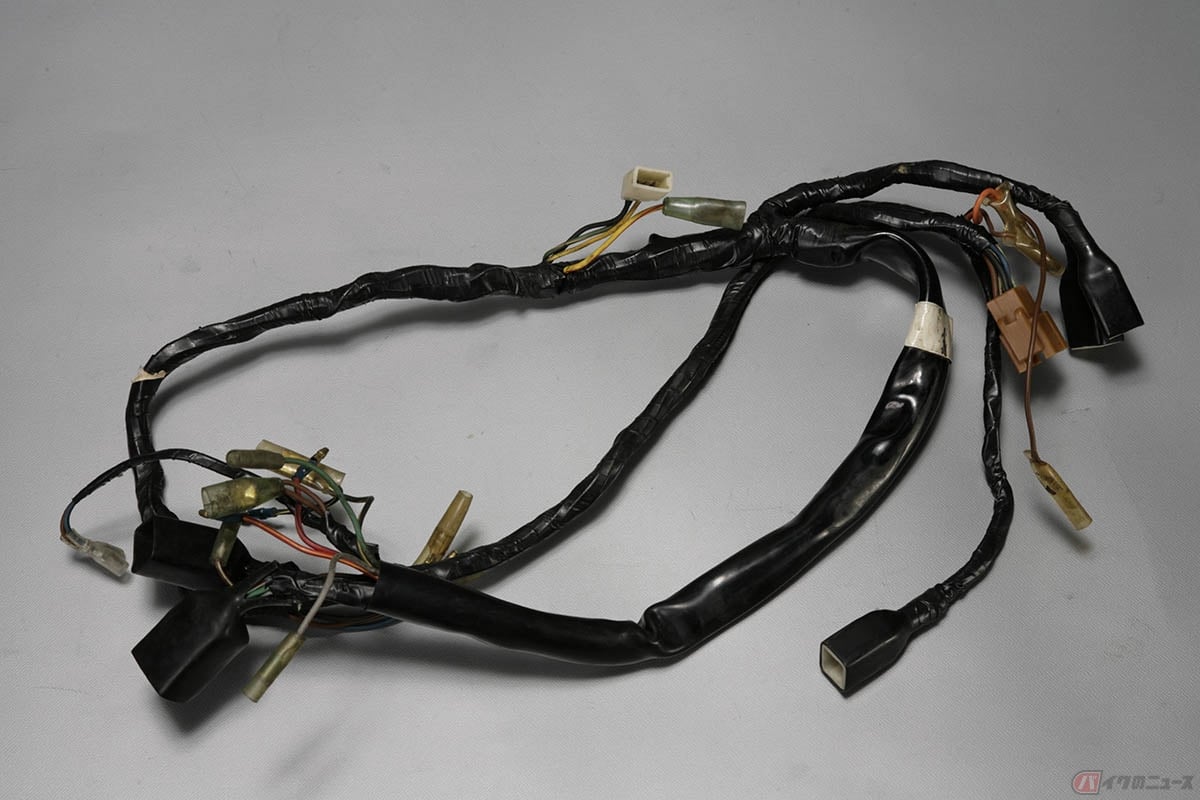 所有するZ2に装着されていたカワサキ純正メインハーネス。保護チューブがやや硬いものの劣化したプラスチックのようにはなっておらず正直、まだまだ使える印象でした。Z1もZ2も年式に違いが無ければメインハーネスには互換性があるようです。個人的にはそう思いました