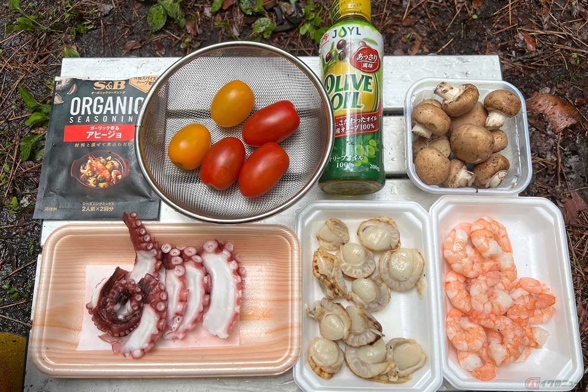 具材は食べたいものなら何でもOK。魚介系とマッシュルーム、トマトは定番。オリーブオイルにアヒージョの素を使って簡単に済ませた