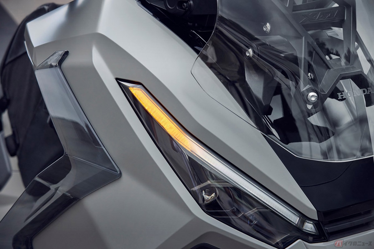 ホンダ「X-ADV」2025年モデル。デイタイムランニングライト（DRL）とウインカーを一体化したツインLEDヘッドライトを搭載
