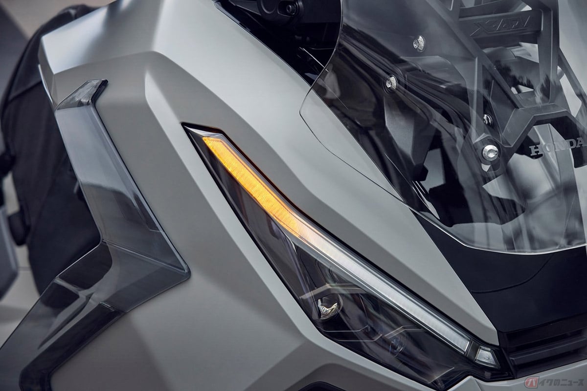 ホンダ「X-ADV」2025年モデル。デイタイムランニングライト(DRL)とウインカーを一体化したツインLEDヘッドライトを搭載