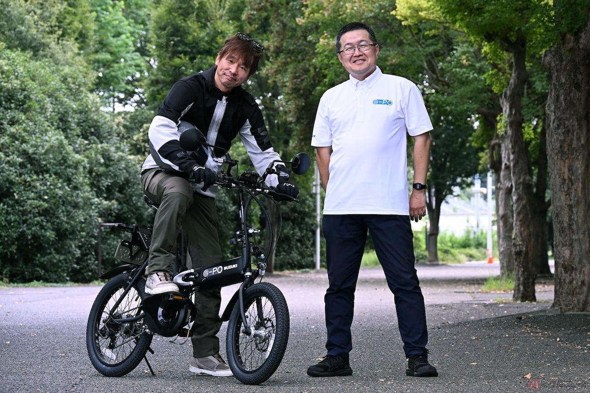 二輪パワートレイン技術部技術企画課の神谷洋三さんと筆者(青木タカオ)