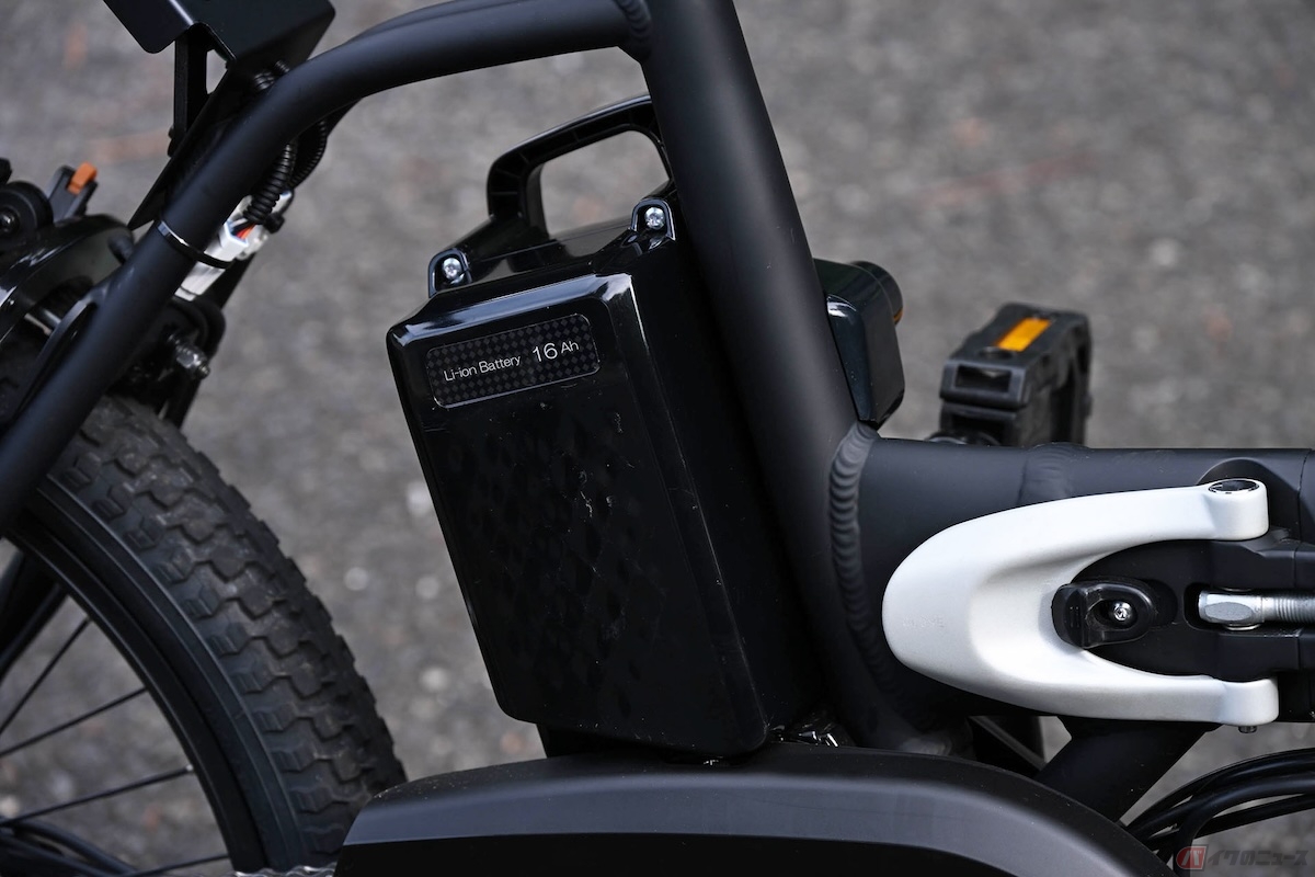 単体重量約2.5kgのパナソニックサイクルテック製25.2V16Ahのリチウムイオンバッテリーを採用