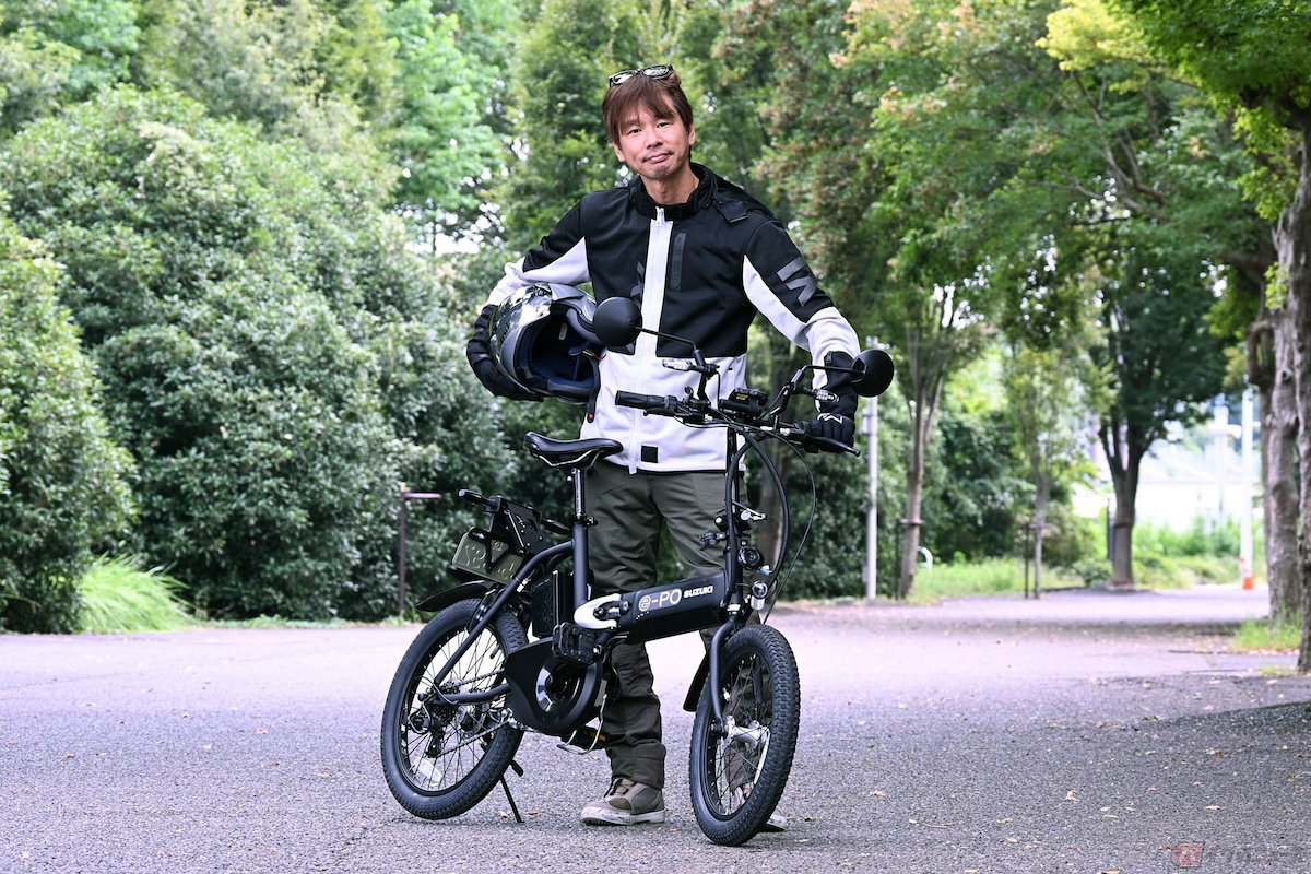 スズキの原付一種の折り畳み電動モペッド「e-PO(イーポ)」と筆者(青木タカオ)
