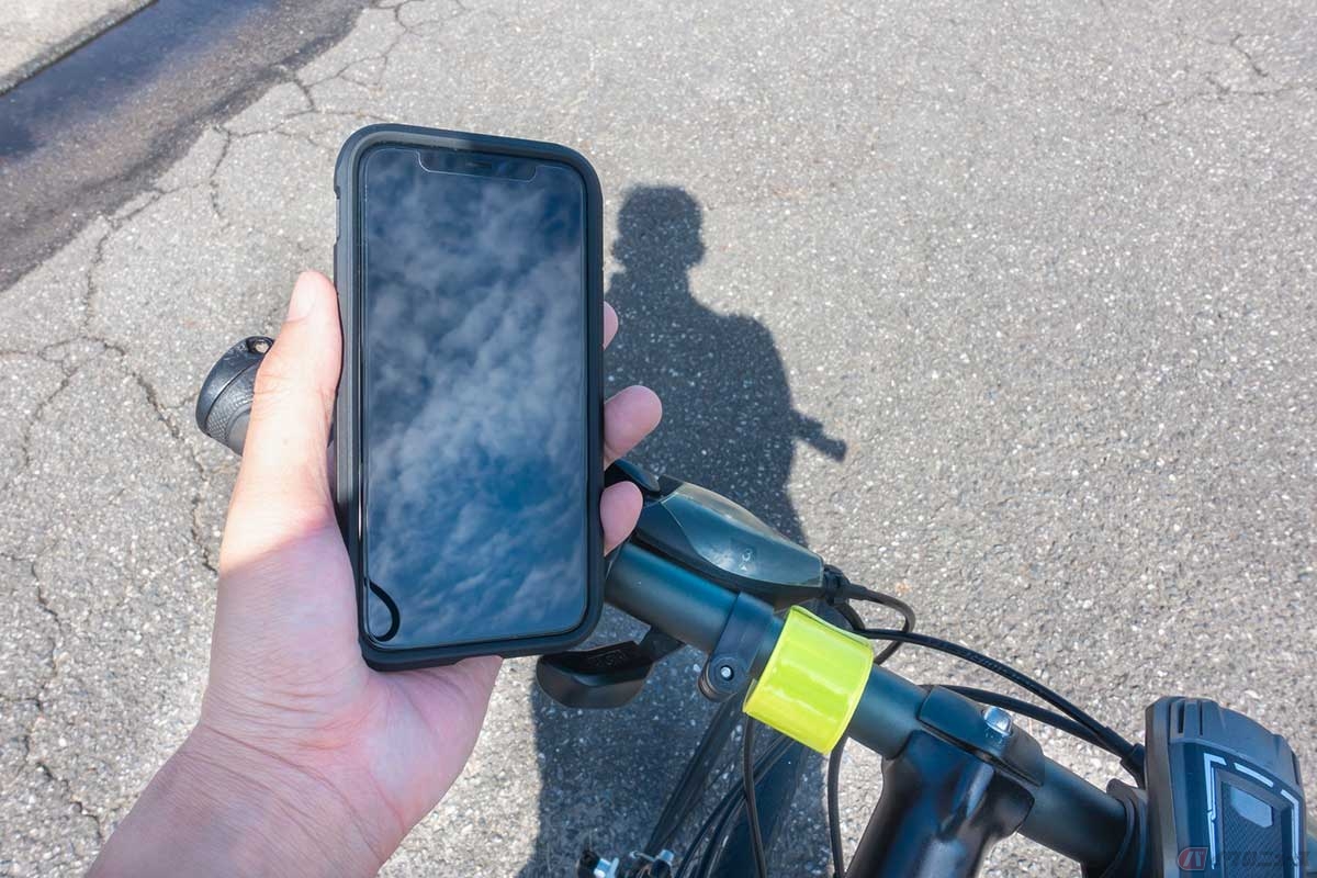 ダメ絶対!! 自転車の「ながら運転」11月1日から罰則が科される