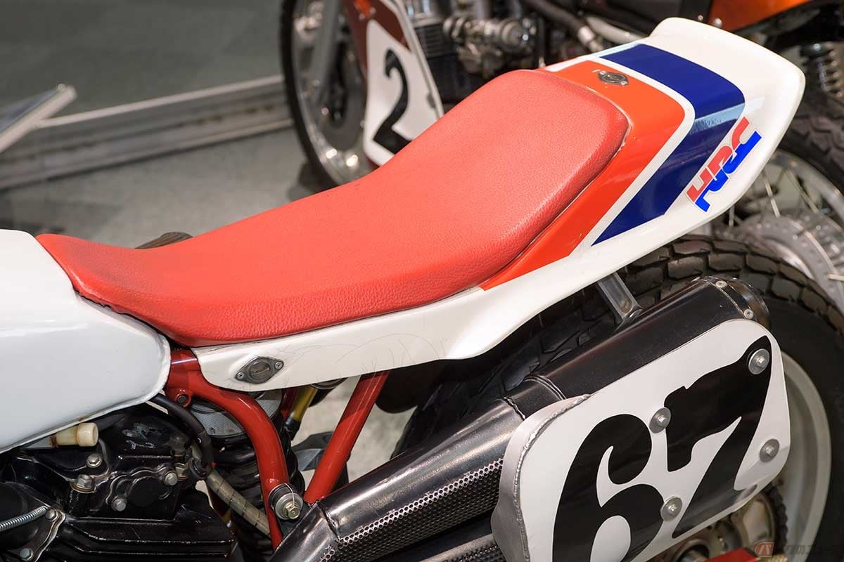コーナーでは前に、ストレートではカウリングがないので後ろに座って目一杯伏せることができる前後に長いシート。シートカウルのデザインも秀逸