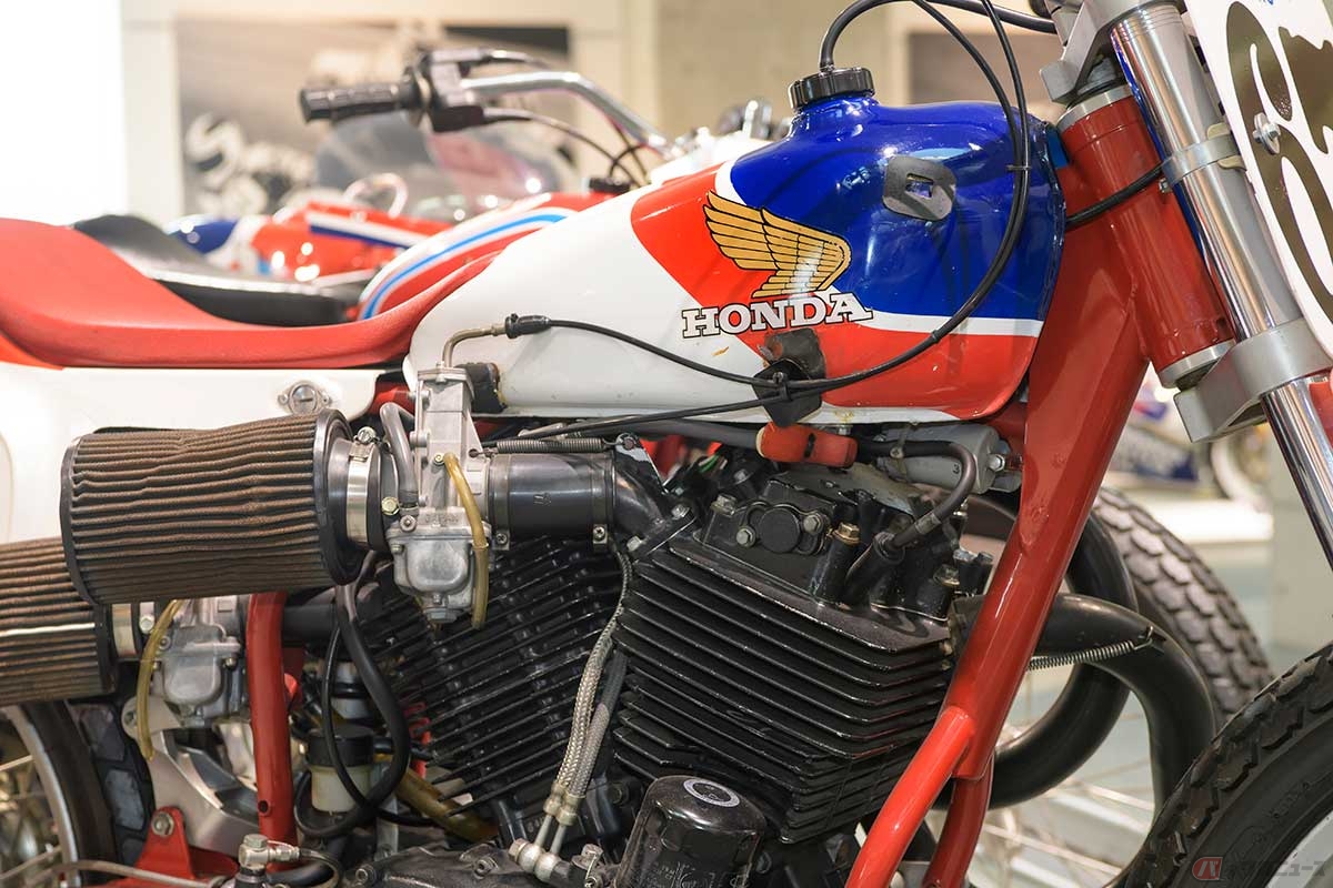 「FTR」ファンにはたまらないトリコロールカラーの燃料タンク。キャブレターは後ろ側のシリンダーを避けつつ排気まで直線的なるように配置