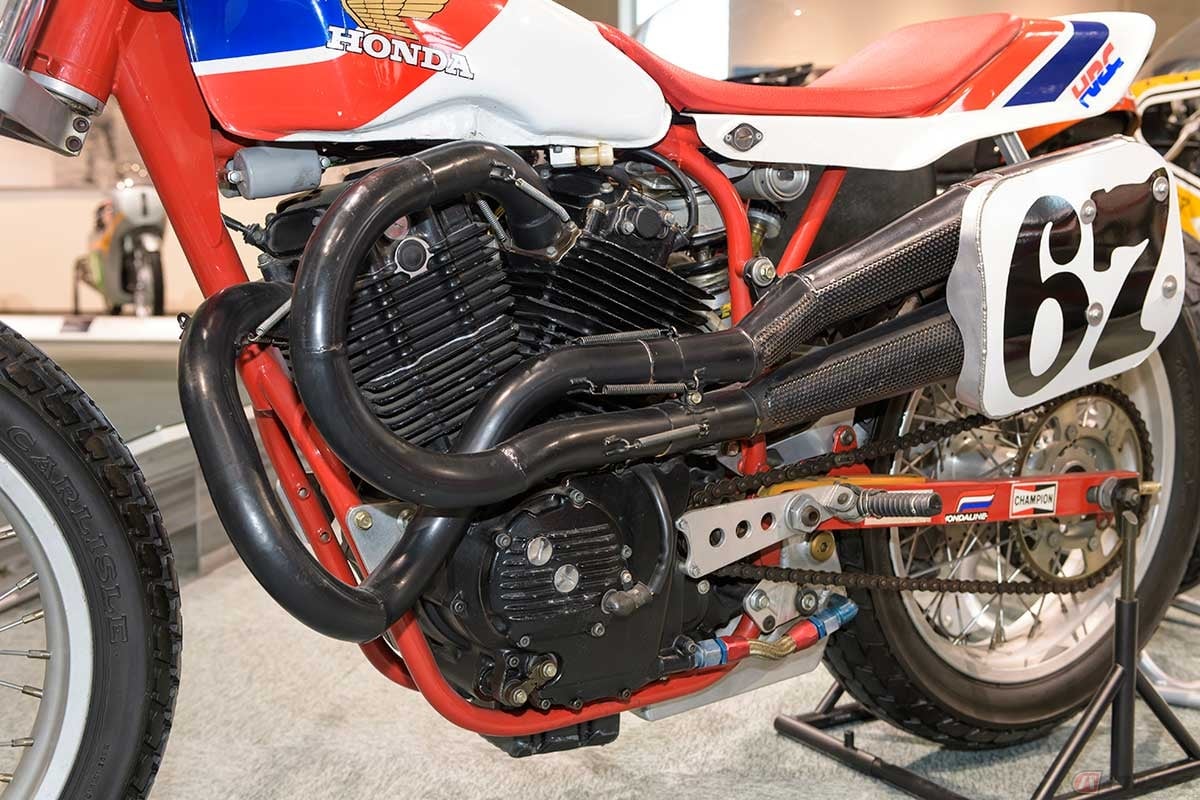 空冷45度Vツインエンジン。排気効率を優先して排気管の取り回しはご覧の通り。フレームはスイングアームが外側となるインナーピボット