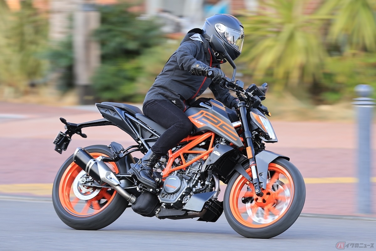 過去にも、当時の125 DUKEに乗ったことがあるんだけど、その時ぐいぐい乗りこめていいバイクだな〜って印象だった