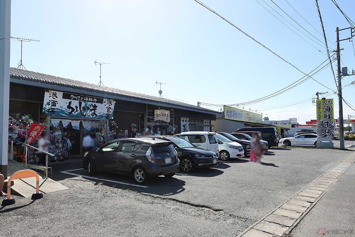 茨城県大洗港の「大洗市場食堂」内にある「海鮮丼と炭火焼き かじま」へ。昼時ということもあって待っている客も多く、賑わっていた。広い無料駐車場もあるのでバイクやクルマでも安心