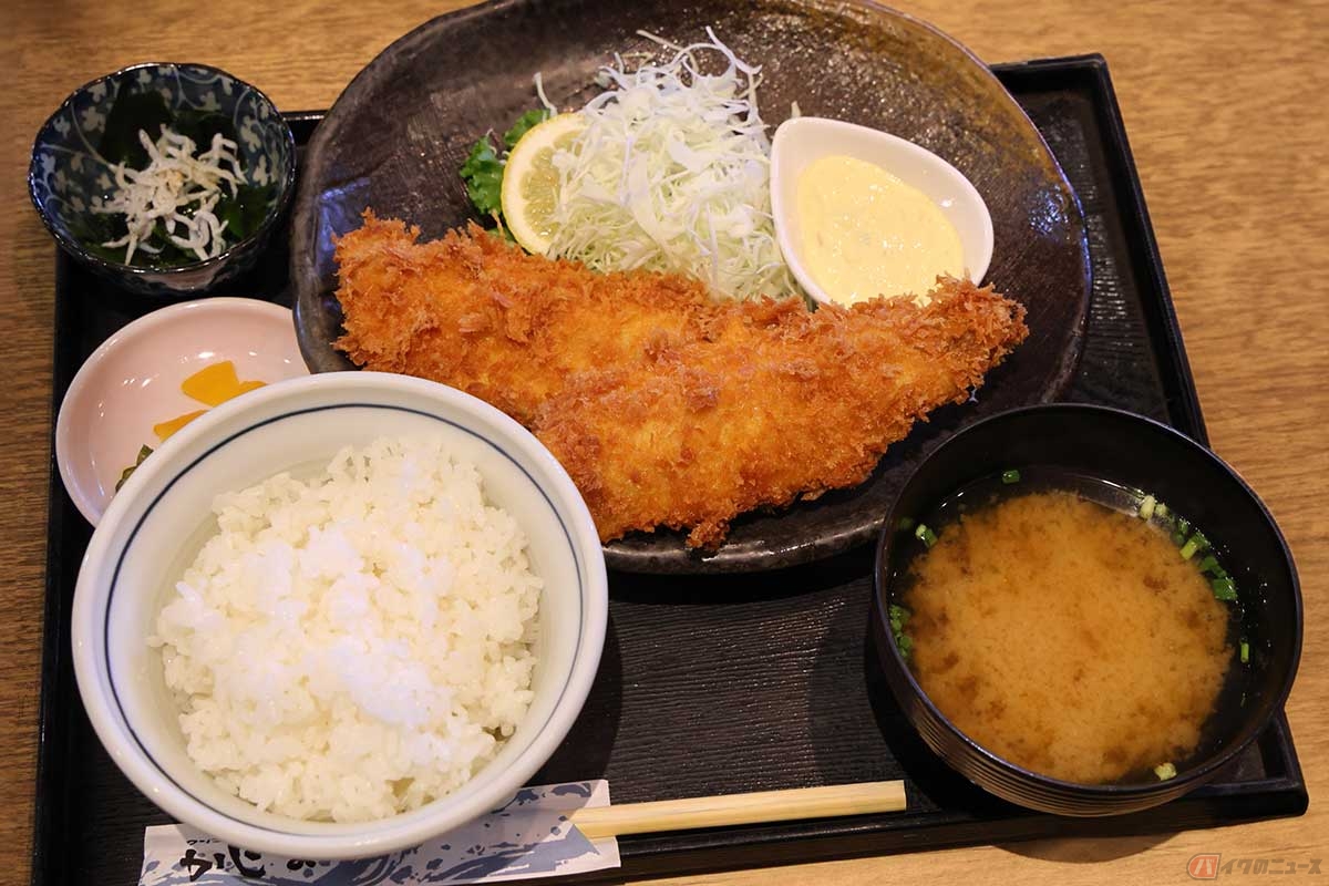 「海鮮丼と炭火焼き　かじま」の「活あじフライ定食」は、刺身用のアジをフライにした贅沢な定食
